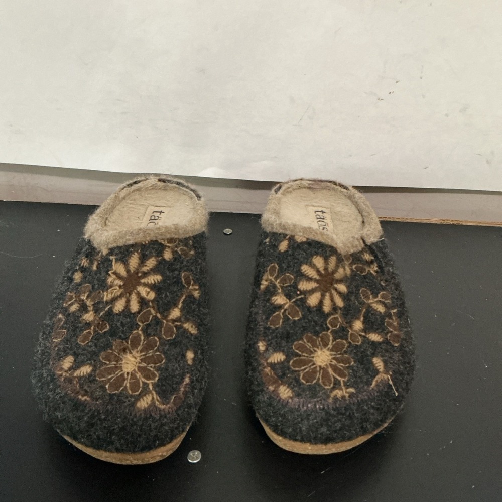 Taos Woolderness 2 Floral Clog Slippers Shoes Womens 6-6.5 Gray Felt Wool Mules
